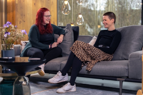 FETTE BEUTE GRUPPE startet die German Brand School - Vanessa Hampe (links) und FETTE BEUTE-Chefin Maria Sibylla Kalverkämper besprechen das Konzept und die Strategie für die German Brand School - Foto: FETTE BEUTE